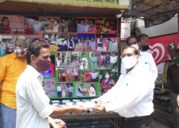 Food packets are being distributed to 500 people every day by BJP leader Rajesh Mehta.