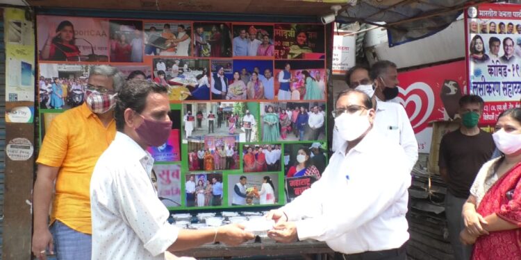 Food packets are being distributed to 500 people every day by BJP leader Rajesh Mehta.
