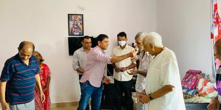 Goa's Porvorim Aam Aadmi Party Leader Ritesh chodankar Celebrates His Birthday At Old Age Home