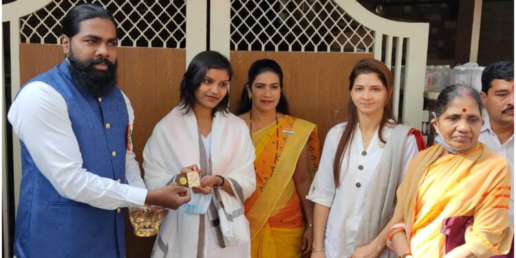 social-worker-moses-chinappa-honored-bhawna-yadav-by-giving-her-10-gram-gold-coin